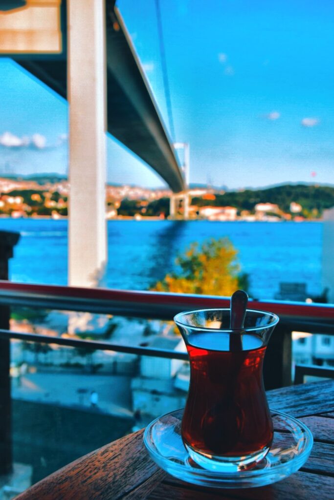 15 temmuz şehitler köprüsü ve çay in Ortakoy, Istanbul
