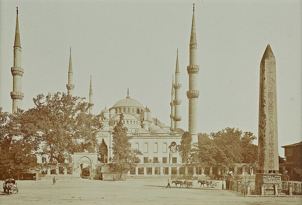 Dikilitaş and Blue Mosque (cropped) in Sultanahmet, Istanbul